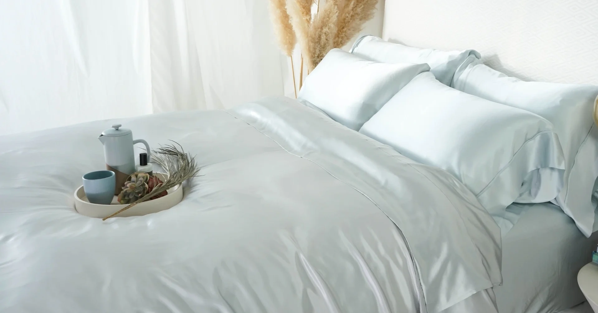 Crafting luxurious silk bedding sets, featuring mulberry silk comforters and quilts.
